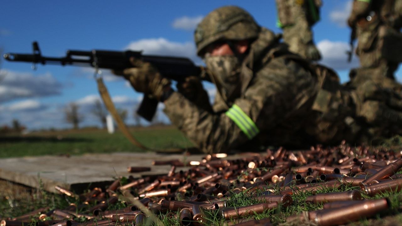У селі Ізмаїльського району військовий після наїзду на нього відкрив вогонь по автівці та поранив водія