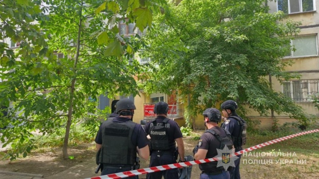В Одесі невідомий у перукарні захопив двох людей у заручники
