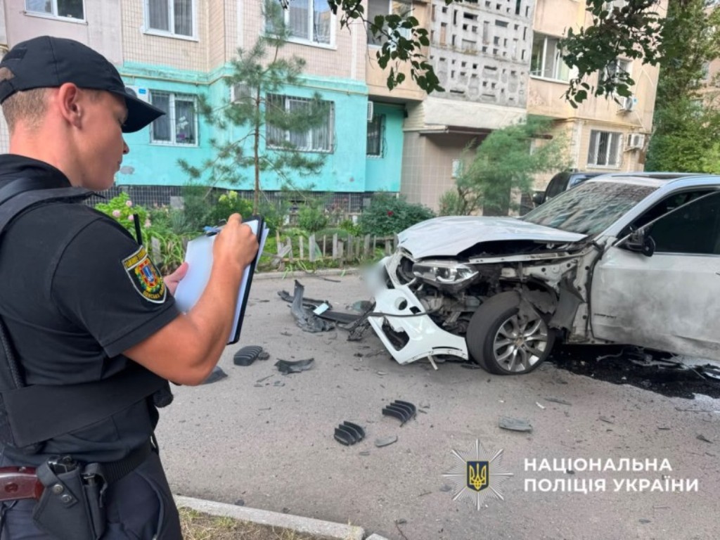 У дворі багатоповерхівки в Одесі вибухнув автомобіль: СБУ розслідує теракт
