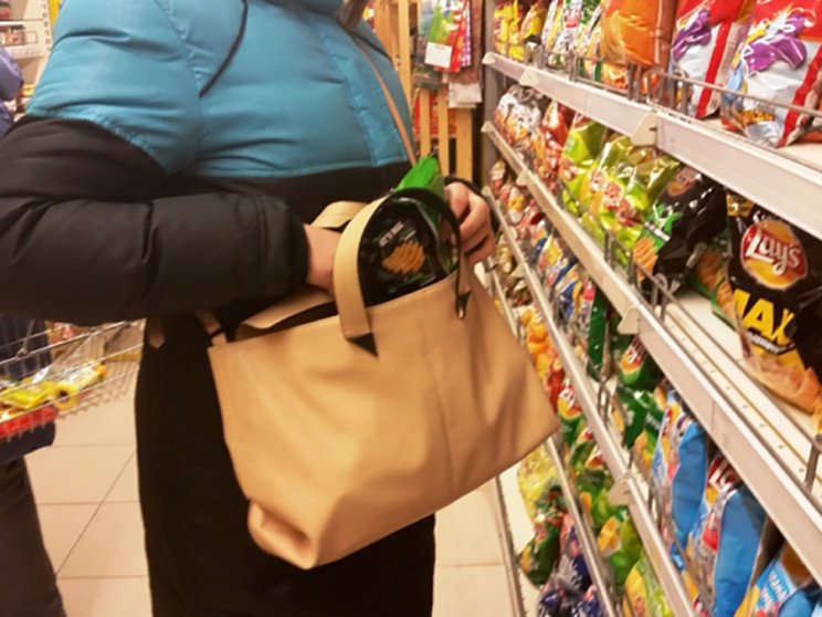 В Ізмаїлі вагітна жінка винесла з «АТБ» цілий кошик продуктів, енергетиків та алкоголю й отримала вирок