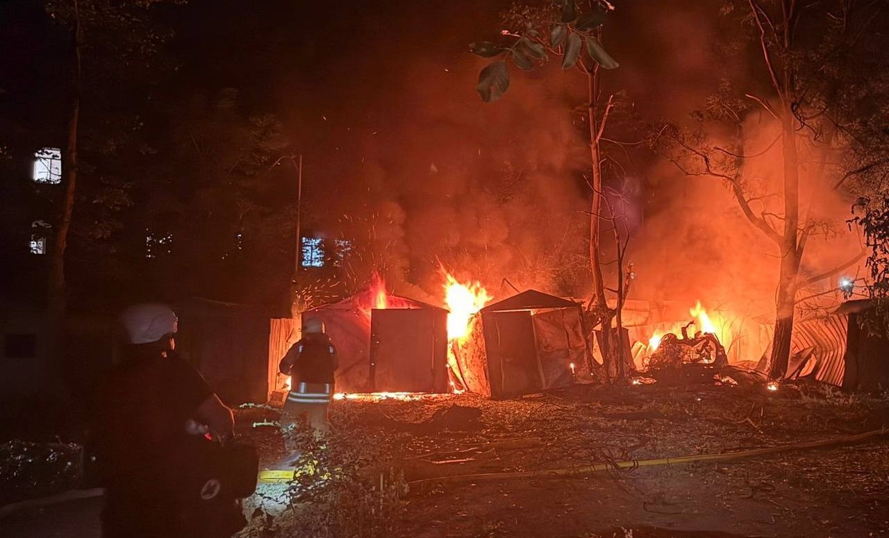 Нічна атака на Одесу: пошкоджено будинки, гаражі та гуртожиток, є поранений
