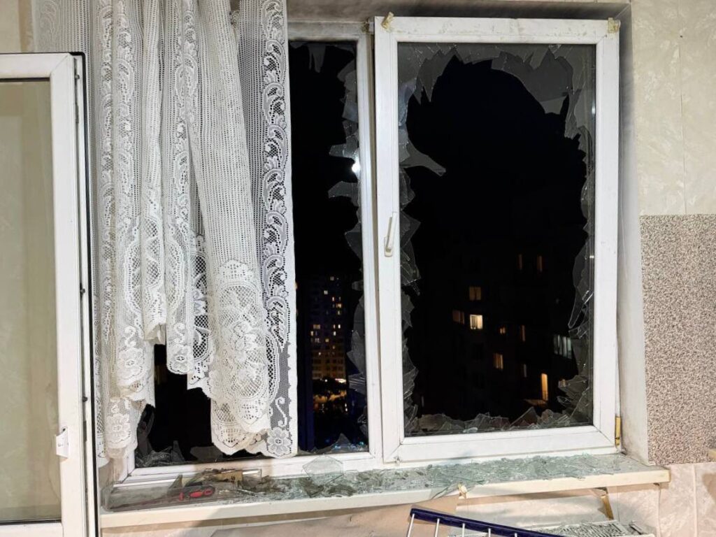 Ворог продовжує тероризувати Одесу: атаковано будинки та транспортну інфраструктуру. Оновлено