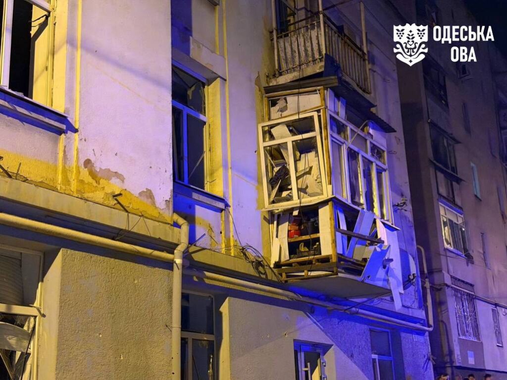 російські війська атакували житловий квартал та станцію техобслуговування в Одесі ракетами: є загиблі та поранені