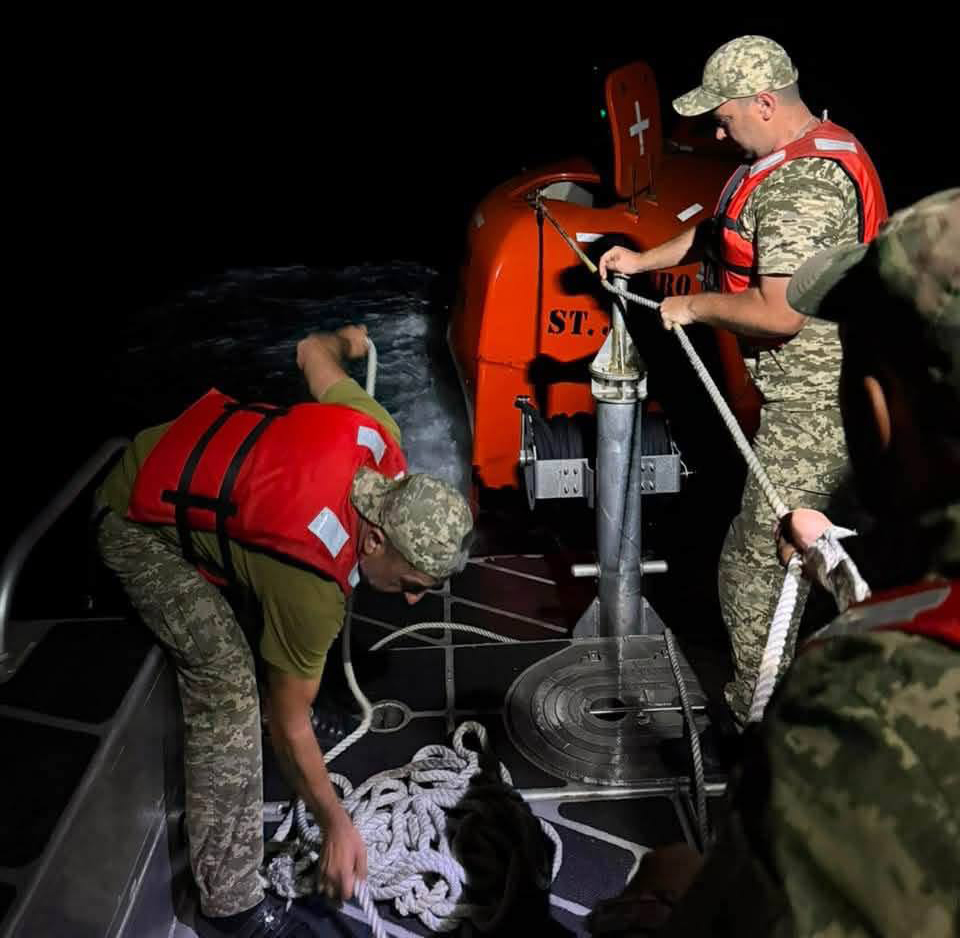 Добу дрейфував у морі: прикордонники врятували моряка із судна, ураженого російським дроном