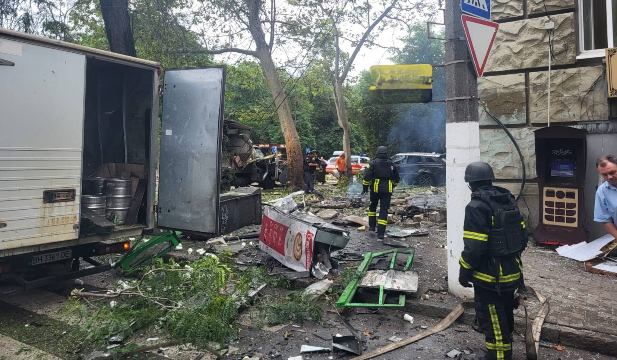 Ворог атакував центр Одеси ракетами та дронами: постраждали двоє молодих людей (оновлено)