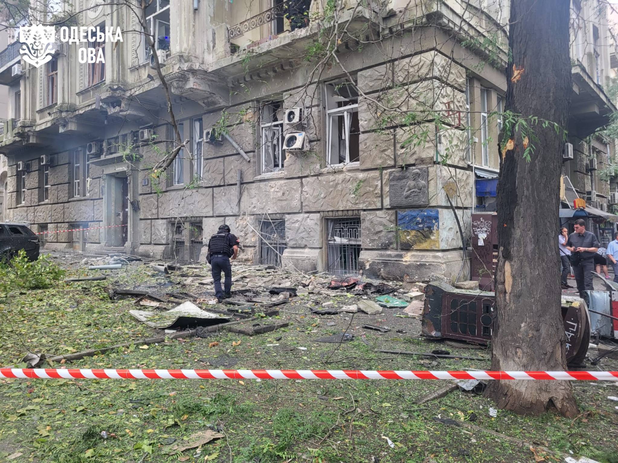 Ворог атакував центр Одеси ракетами та дронами: постраждали двоє молодих людей (оновлено)