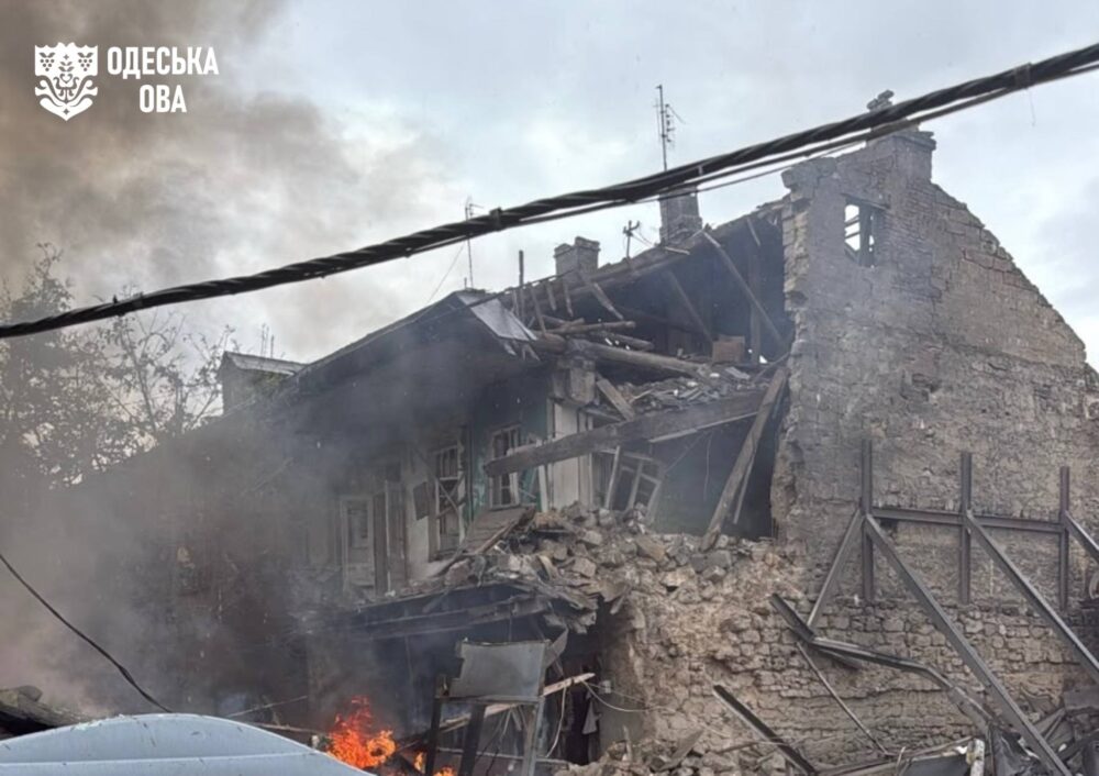 рф вдарила по житловому будинку в Одесі: двоє людей постраждали. Оновлюється