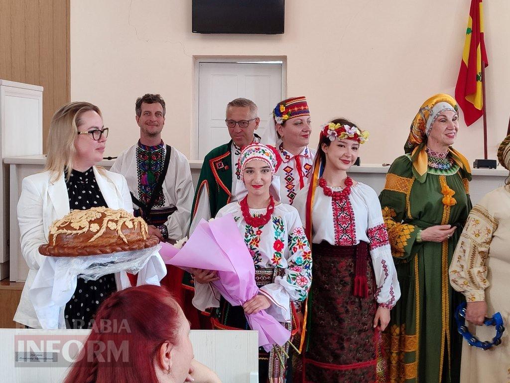 В Аккермані медиків привітали нагородами, квітами, піснями та святковими короваями