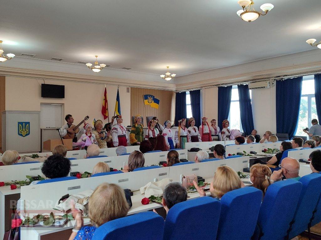 В Аккермані медиків привітали нагородами, квітами, піснями та святковими короваями