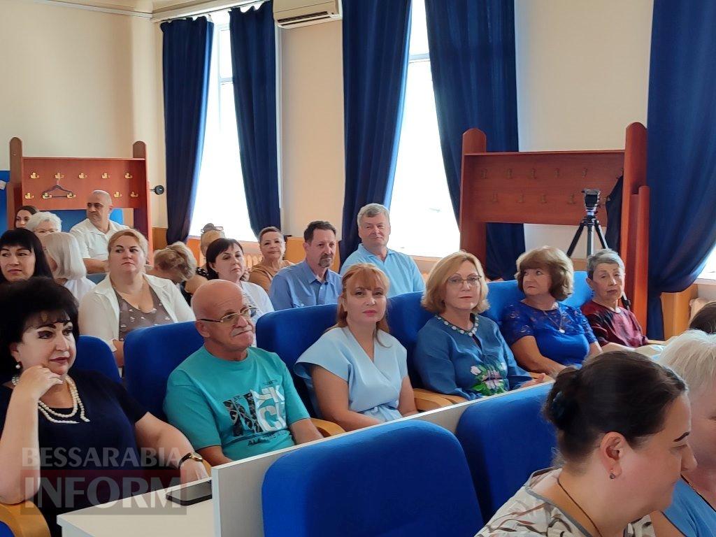 В Аккермані медиків привітали нагородами, квітами, піснями та святковими короваями