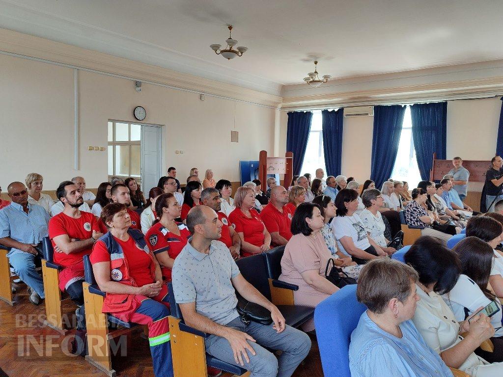 В Аккермані медиків привітали нагородами, квітами, піснями та святковими короваями