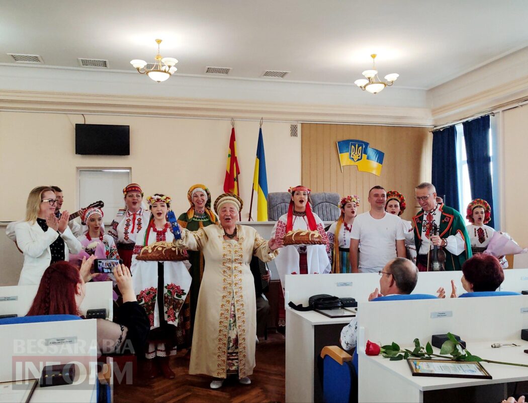 В Аккермані медиків привітали нагородами, квітами, піснями та святковими короваями