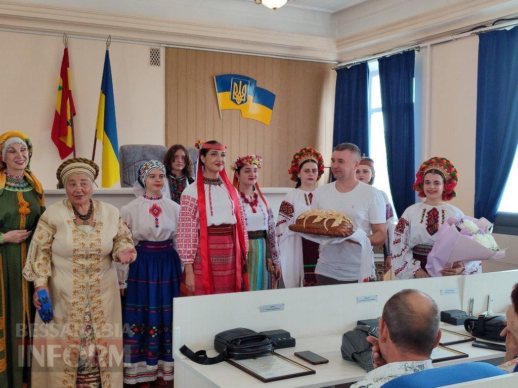 В Аккермані медиків привітали нагородами, квітами, піснями та святковими короваями
