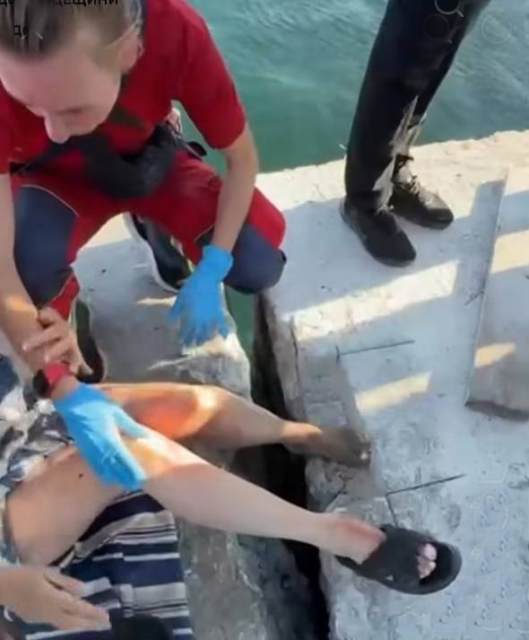 Рятувальники Одещини допомогли жінці, чия нога застрягла в конструкціях пірса