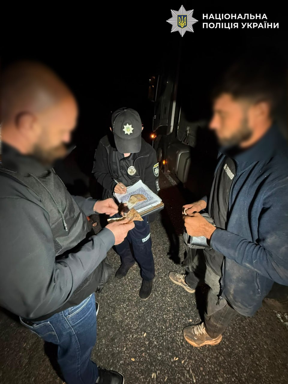 У подвійному дні фури до Молдови: на Одещині затримали іноземця, який вивозив захованого військового-утікача