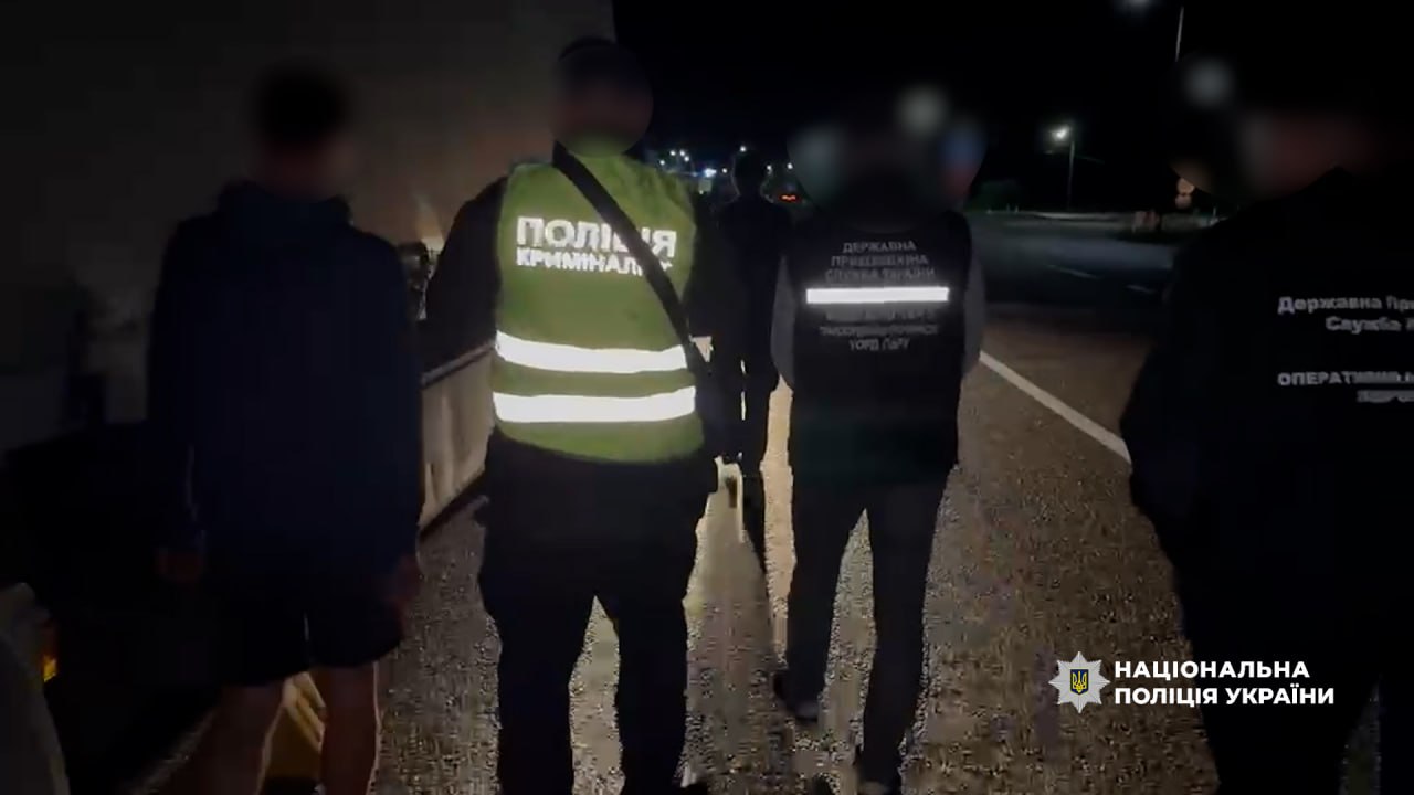 У подвійному дні фури до Молдови: на Одещині затримали іноземця, який вивозив захованого військового-утікача