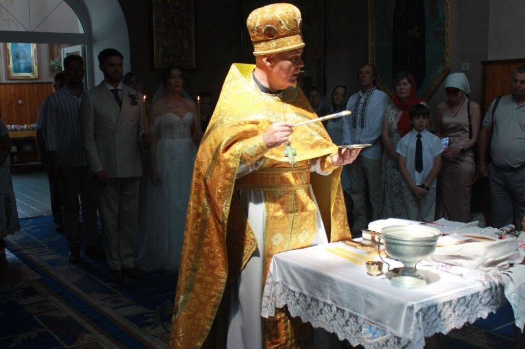 Симфонія кохання у Сараті: відомі європейські митці взяли церковний шлюб у храмі ПЦУ