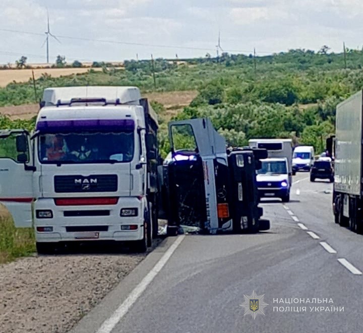На автодорозі Одеса – Рені перекинулася вантажівка з дизельним паливом