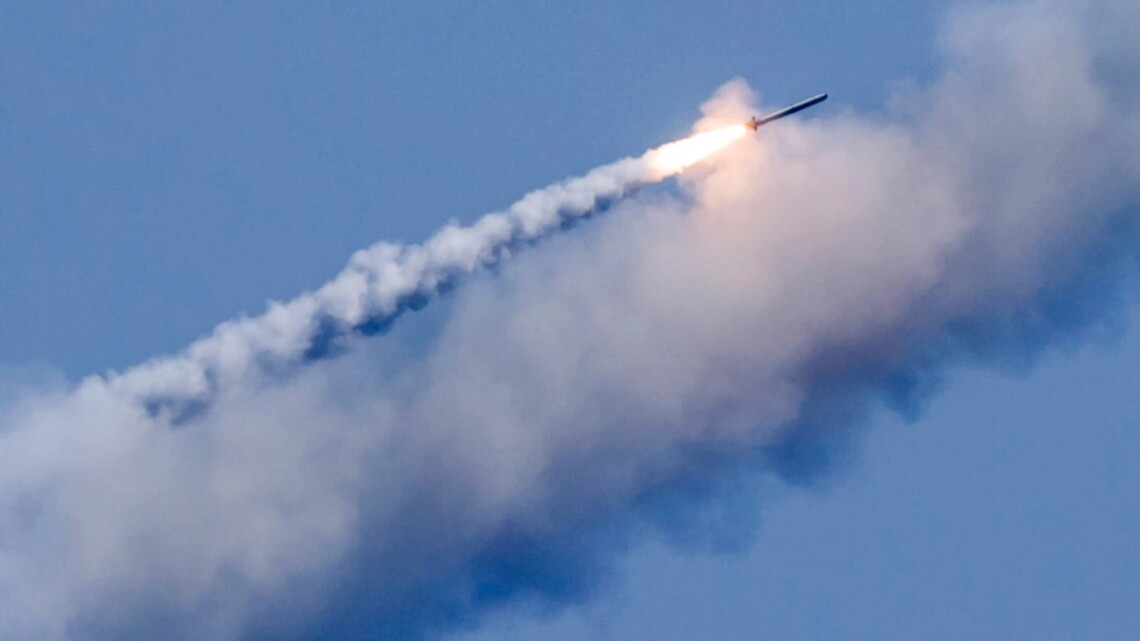 Ворожий ракетний удар по передмістю Одеси: палає приватний будинок