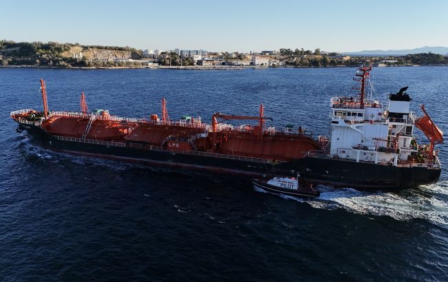 На шляху до порту Рені: у Чорному морі біля Румунії підірвали газовий танкер