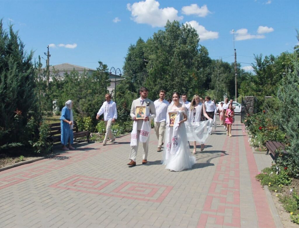Симфонія кохання у Сараті: відомі європейські митці взяли церковний шлюб у храмі ПЦУ