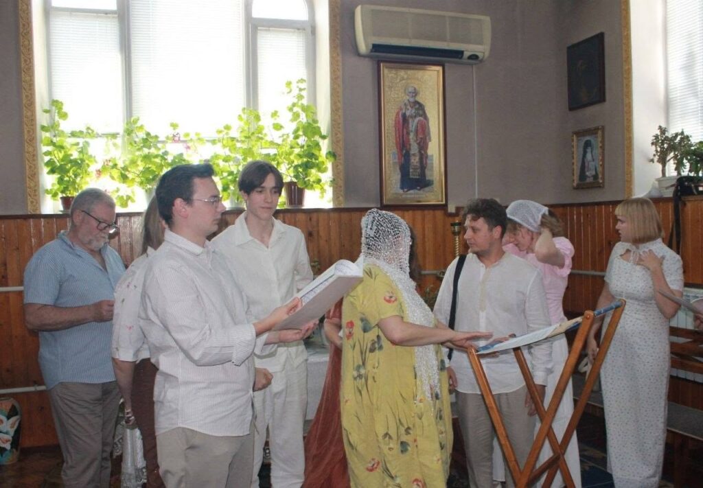 Симфонія кохання у Сараті: відомі європейські митці взяли церковний шлюб у храмі ПЦУ