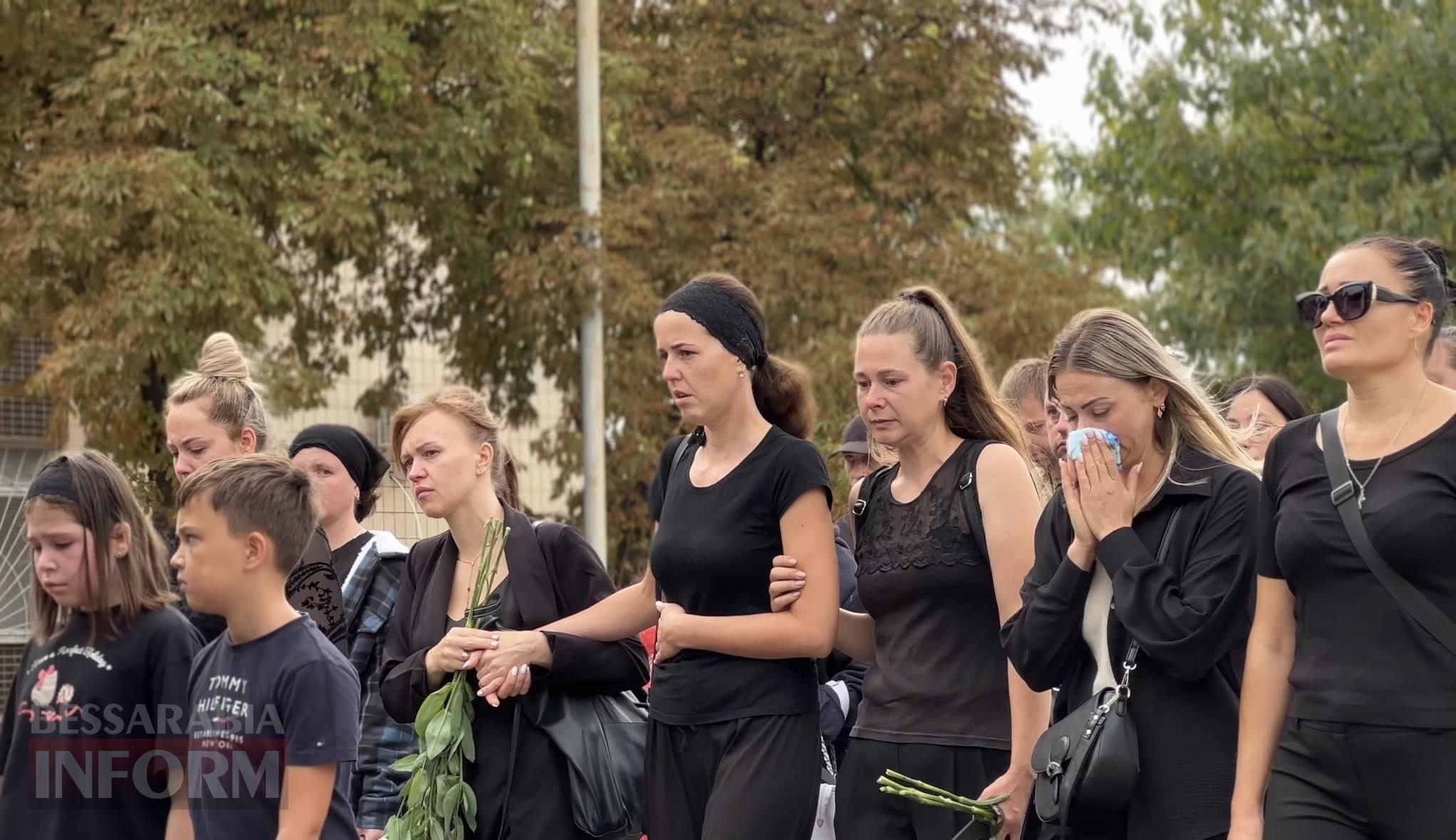 Під звуки вибухів та шахедів Кілія прощалася з загиблим захисником Олегом Гордовським