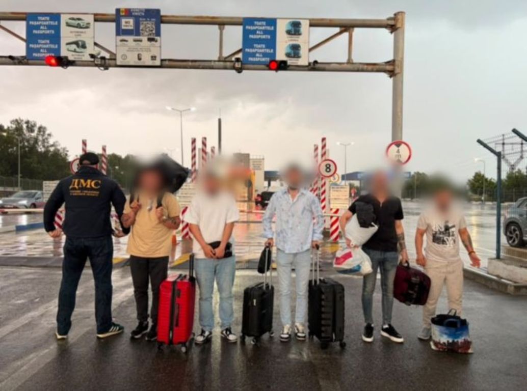 З України видворили п’ятьох іноземців, які без дозволу перебували на пляжі в “Аркадії”