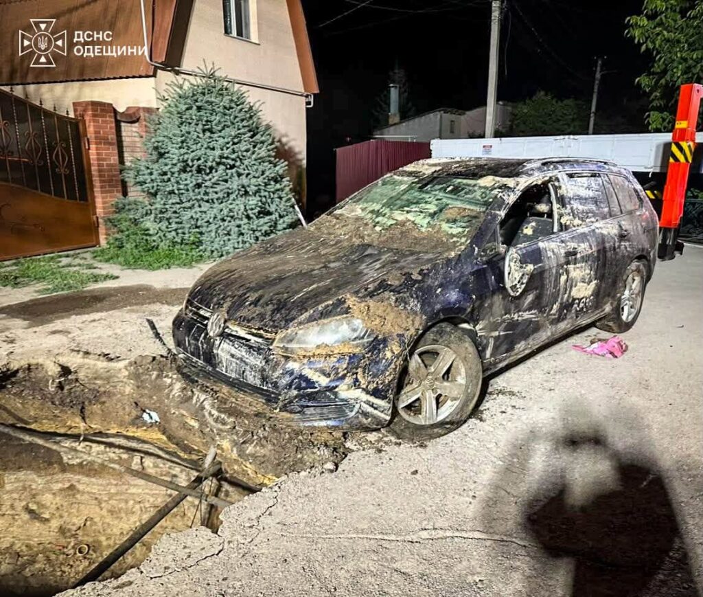 В Одесі під час руху під землю провалився автомобіль