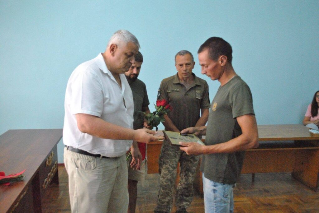 Двом захисникам з Кілійської громади вручили відзнаки Міноборони та Головнокомандувача ЗСУ