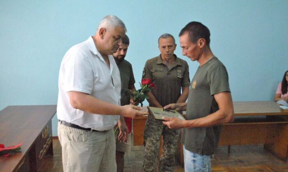 Двом захисникам з Кілійської громади вручили відзнаки Міноборони та Головнокомандувача ЗСУ