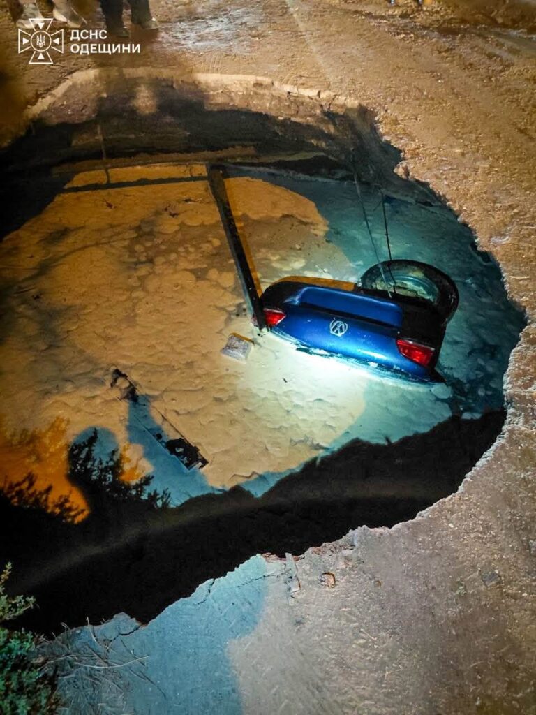 В Одесі під час руху під землю провалився автомобіль