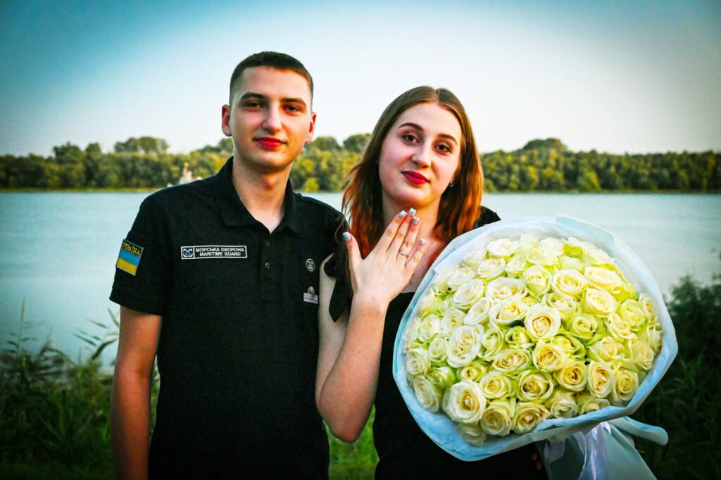 «Кохання під час війни — це сила»: морський прикордонник освідчився коханій на березі Дунаю