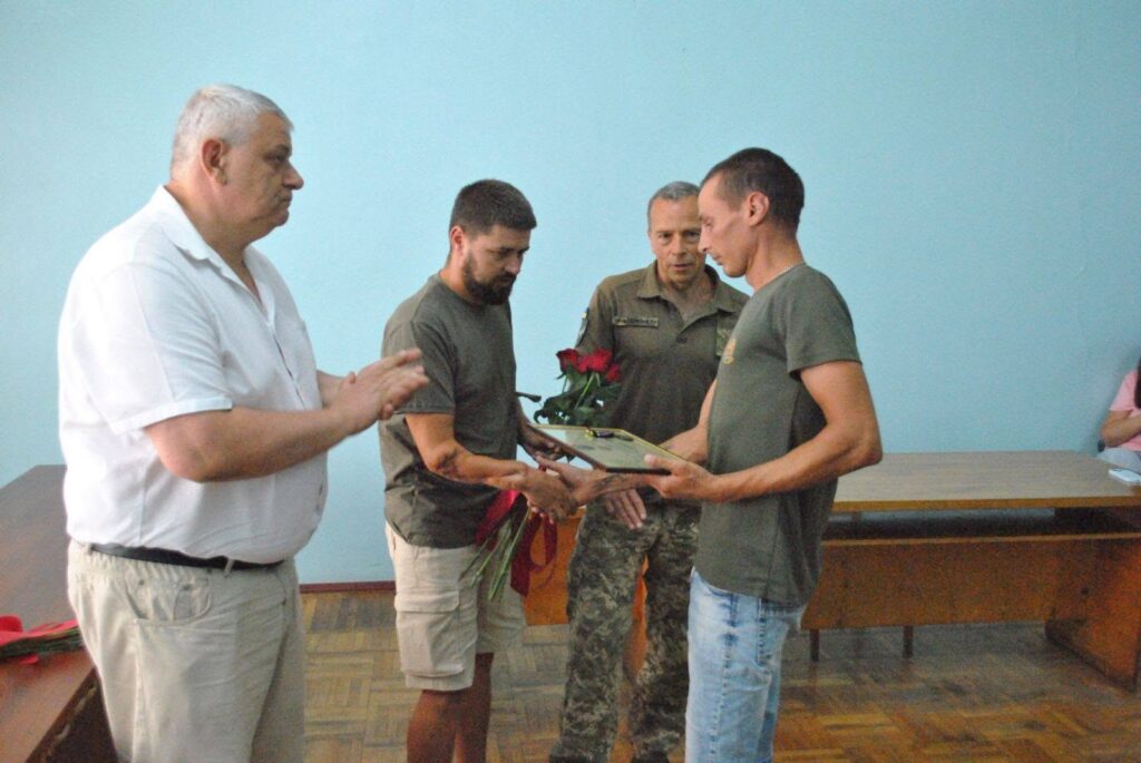 Двом захисникам з Кілійської громади вручили відзнаки Міноборони та Головнокомандувача ЗСУ
