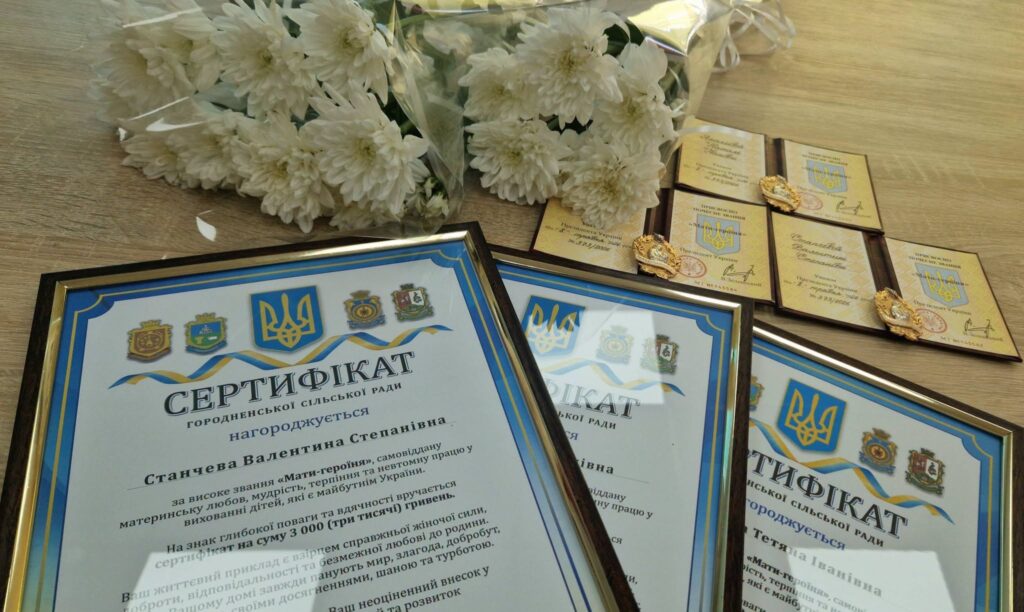 Виховують по п’ятеро дітей: трьом жінкам на Болградщині присвоїли звання «Мати-героїня»