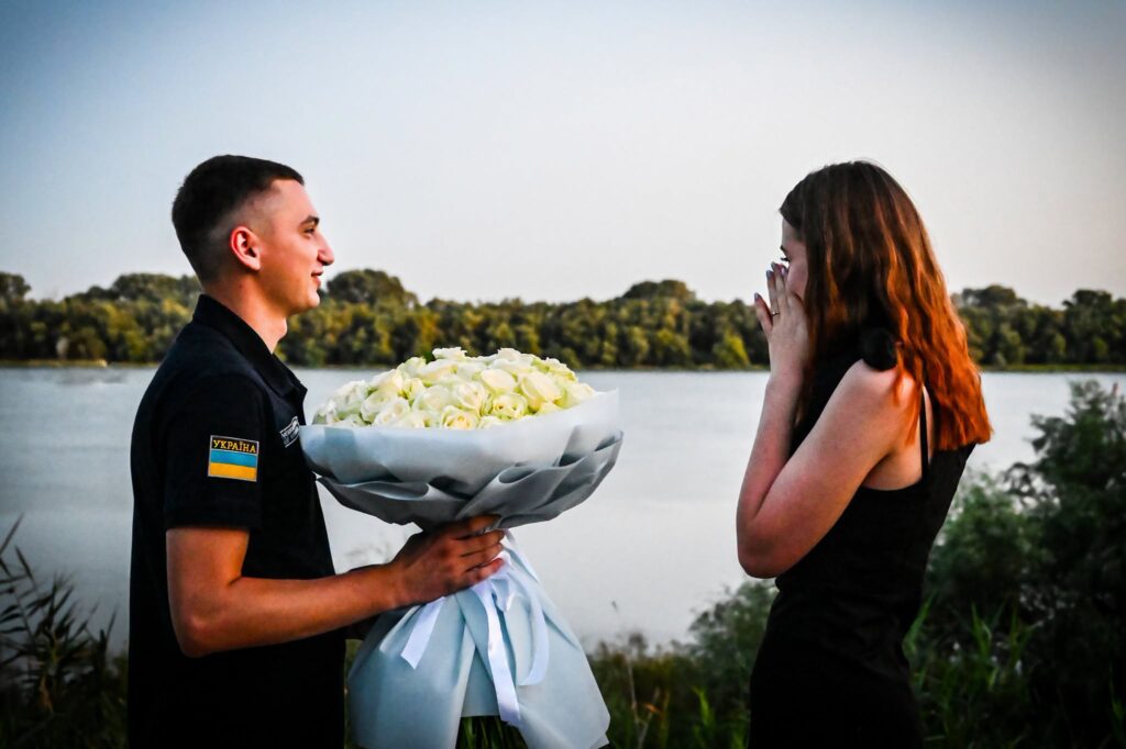 «Кохання під час війни — це сила»: морський прикордонник освідчився коханій на березі Дунаю