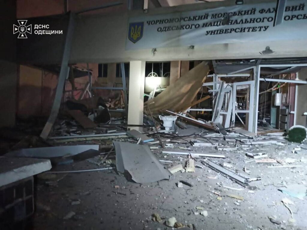 росіяни понад 7 годин били по Одещині ракетами та дронами: є руйнування