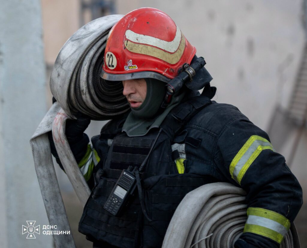 Одещина всю ніч під обстрілами: є травмована людина, пошкоджені вокзал та енергооб’єкти