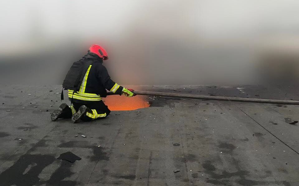Під час нічної атаки на Ізмаїл спалахнув дах п’ятиповерхівки