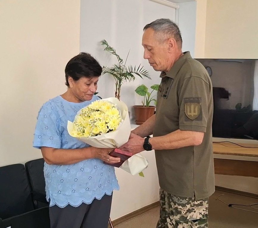 У Ренійській громаді сестрі полеглого Героя передали посмертний орден