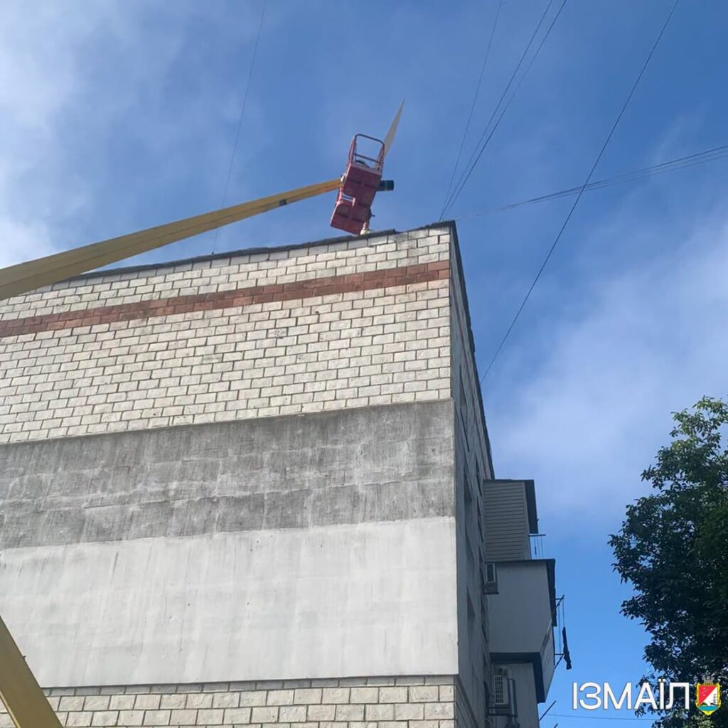 Під час нічної атаки на Ізмаїл спалахнув дах п’ятиповерхівки