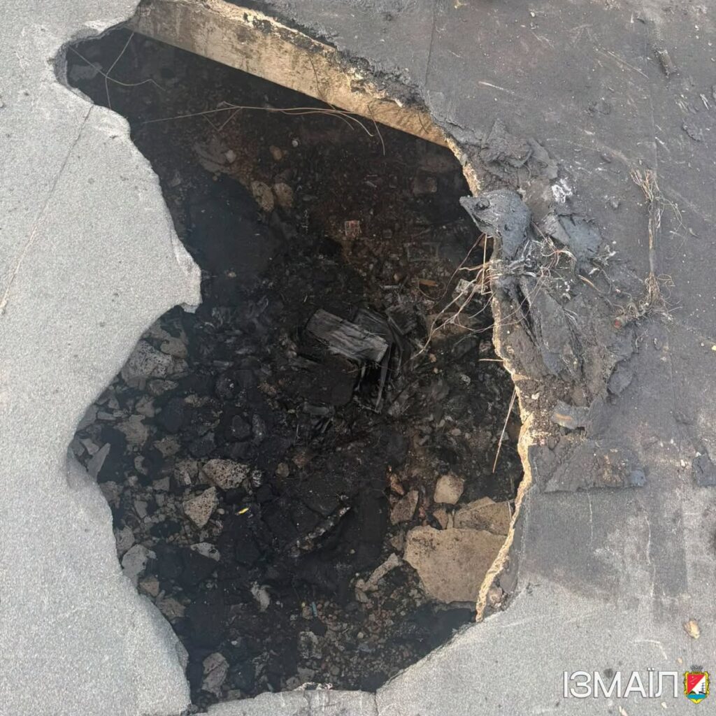 Під час нічної атаки на Ізмаїл спалахнув дах п’ятиповерхівки