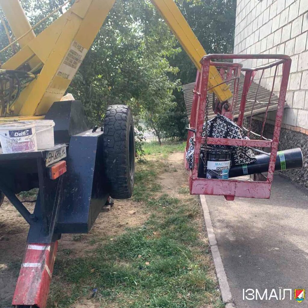 Під час нічної атаки на Ізмаїл спалахнув дах п’ятиповерхівки