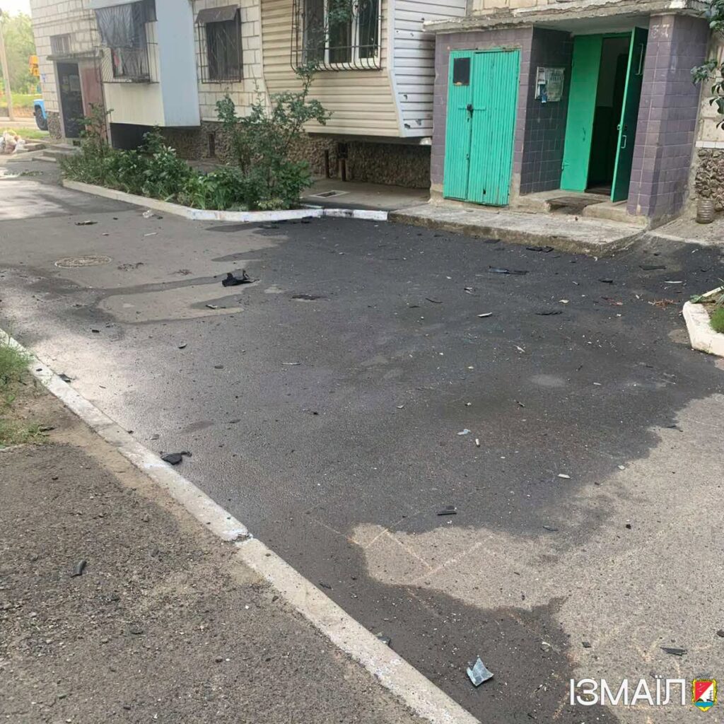 Під час нічної атаки на Ізмаїл спалахнув дах п’ятиповерхівки