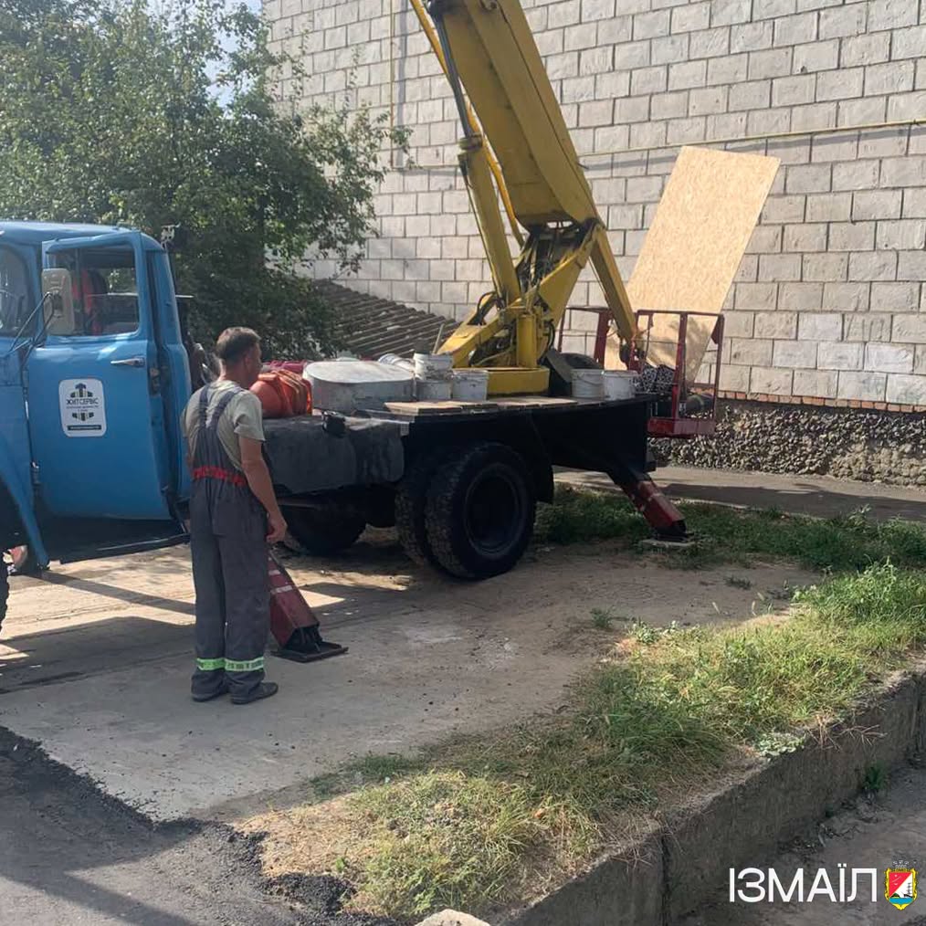 Під час нічної атаки на Ізмаїл спалахнув дах п’ятиповерхівки