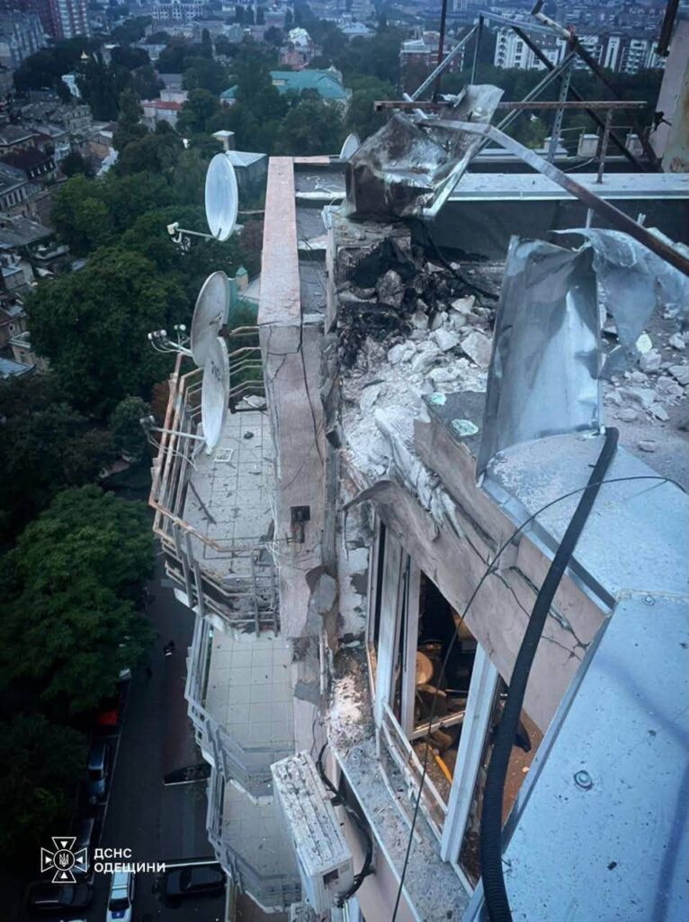 росіяни понад 7 годин били по Одещині ракетами та дронами: є руйнування