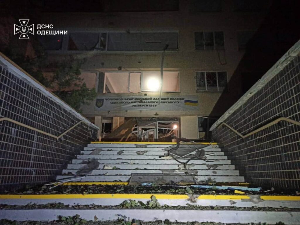 росіяни понад 7 годин били по Одещині ракетами та дронами: є руйнування