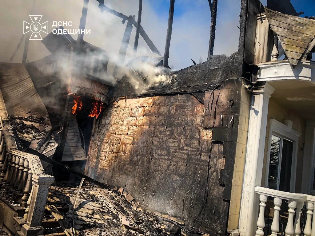 У Білгород-Дністровському районі вогонь майже повністю знищив триповерховий будинок