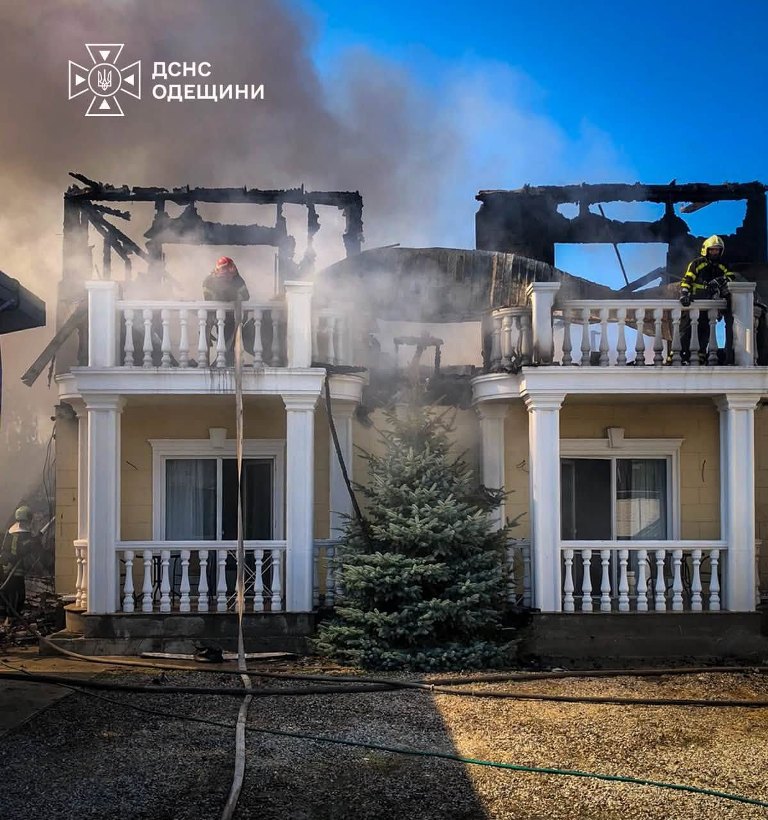 У Білгород-Дністровському районі вогонь майже повністю знищив триповерховий будинок
