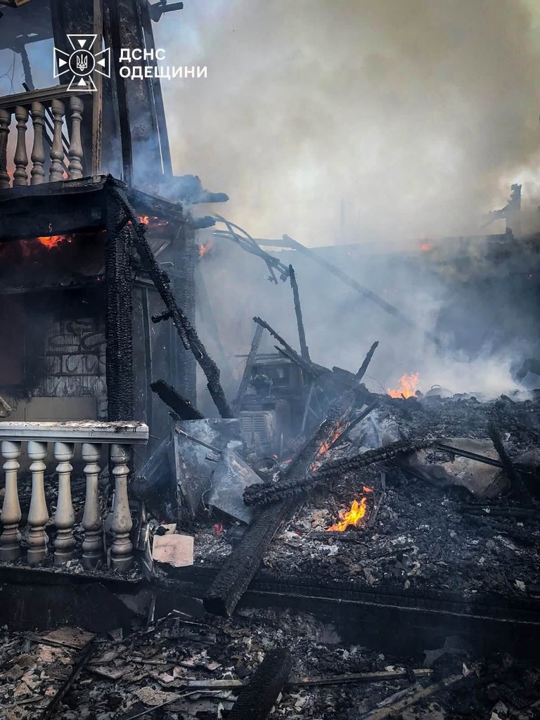 У Білгород-Дністровському районі вогонь майже повністю знищив триповерховий будинок